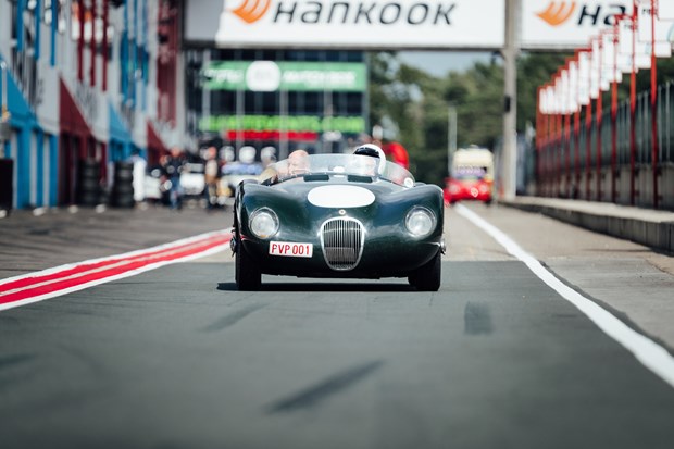 Jaguar fête les 60 ans de l'E-Type en toute dignité